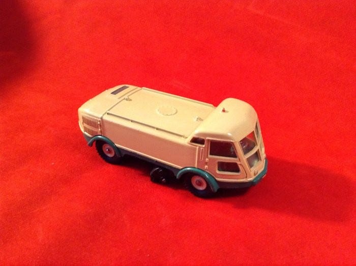 DINKY TOYS ref 596 arroseuse balayeuse LMV