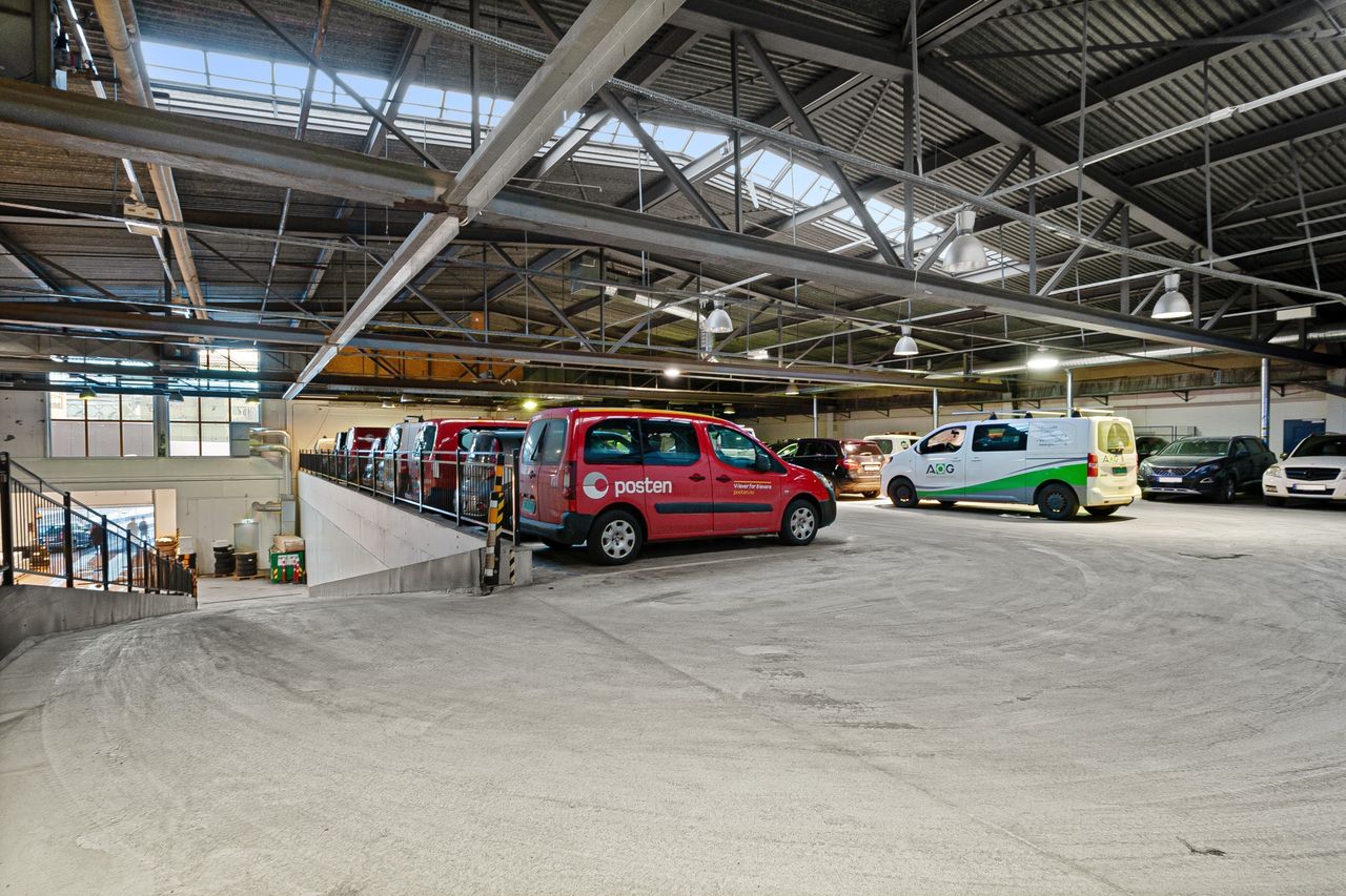 Mulighet for å leie innvendig parkeringsområde. For 20 biler +