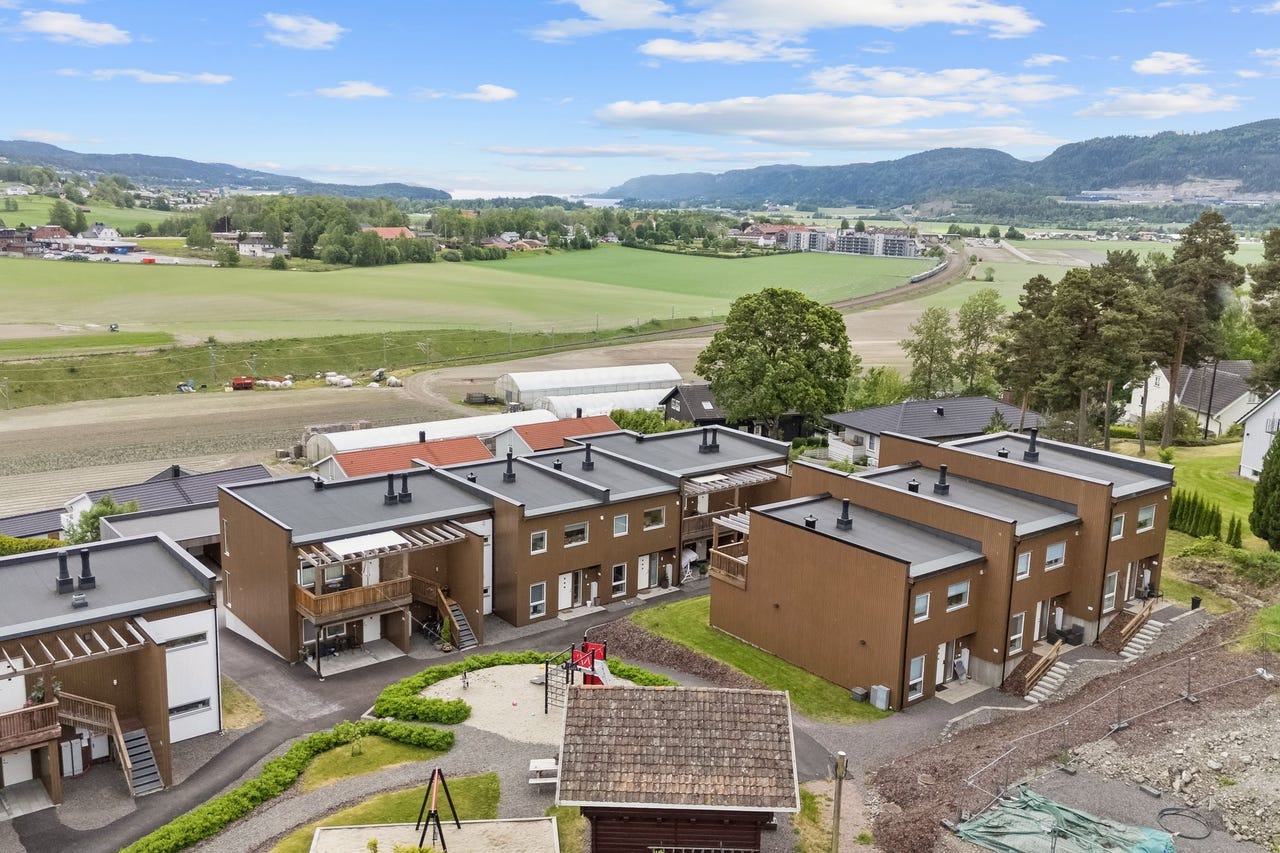 Nyere, delikat rekkehus i rolig og barnevennlig område - Carport med ...