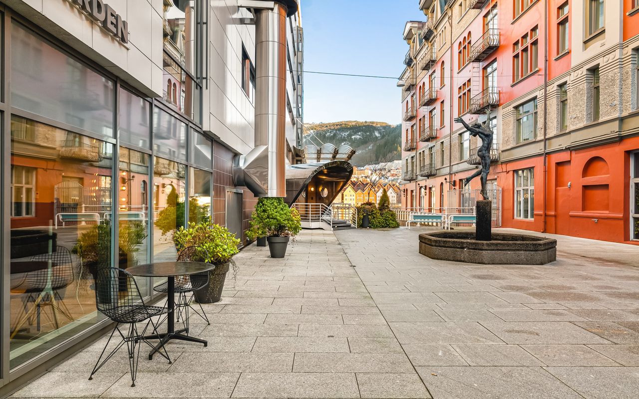 Uteparti sørsiden av bygget - med hovedinngang til Grieg-Gaarden bakerst i bildet