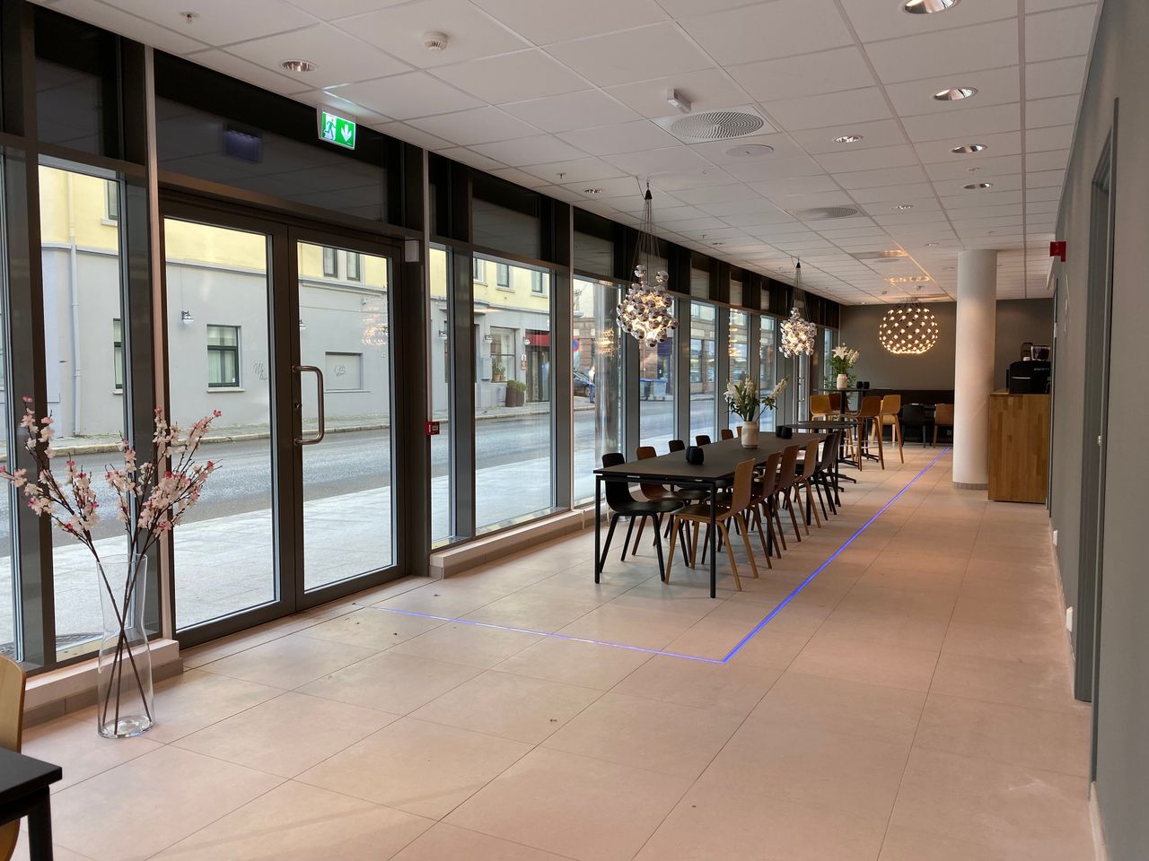 Legg merke til led-stripene i gulvet. Disse styres digitalt, og kan endre både farge og lysstyrke.