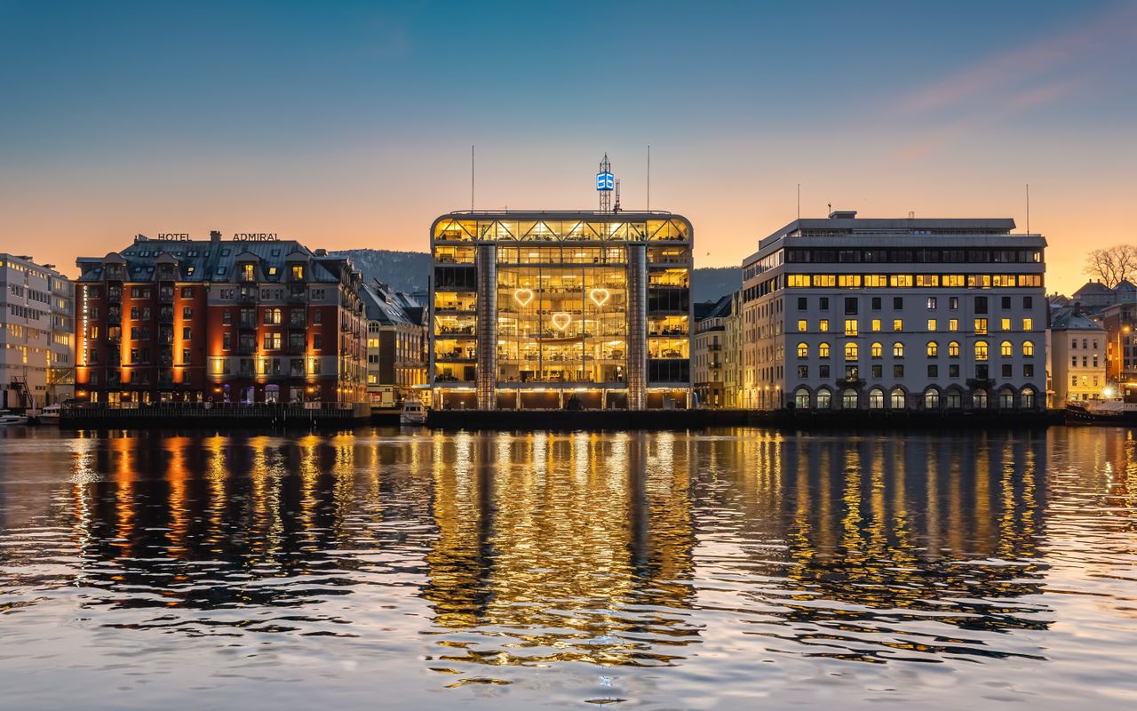 Byggets fasade mot Vågen