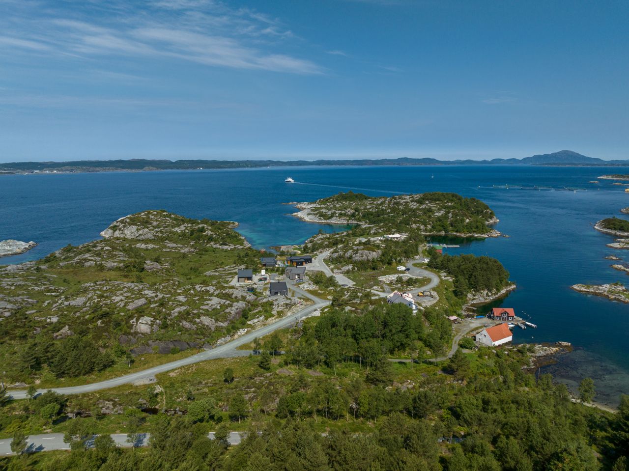 Prosjektert – Moderne fritidsbolig/bolig med båtplass og tilhørende nausttomt – Kvitaneset T12 i Sveio!