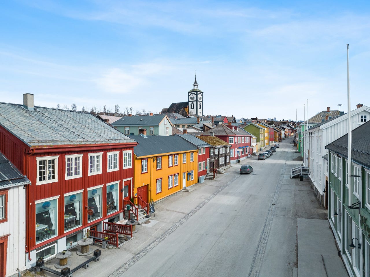 FLOTT & SENTRAL NÆRINGSEIENDOM MED MULIGHET FOR BOLIG I ØVRE ETASJER I ...