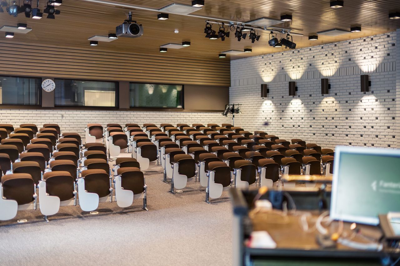 Auditoriet gir rom for store tanker og store grupper. Komfortable sitteplasser, god akustikk og alt av teknisk utstyr på plass.