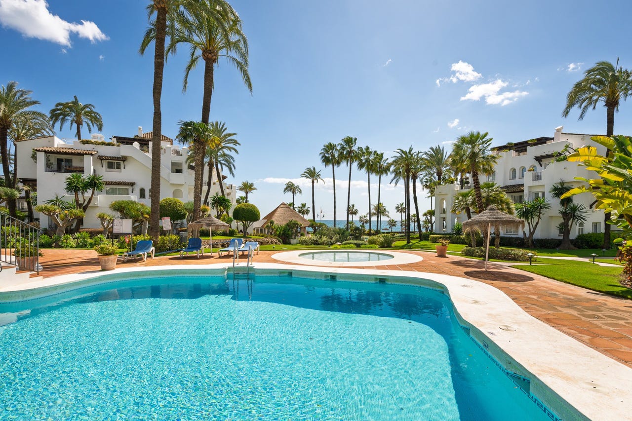 Estepona Sentrum - Romslig 2-soveroms hageleilighet i eksklusivt strandkompleks med direkte adkomst til stranden – bilde 1