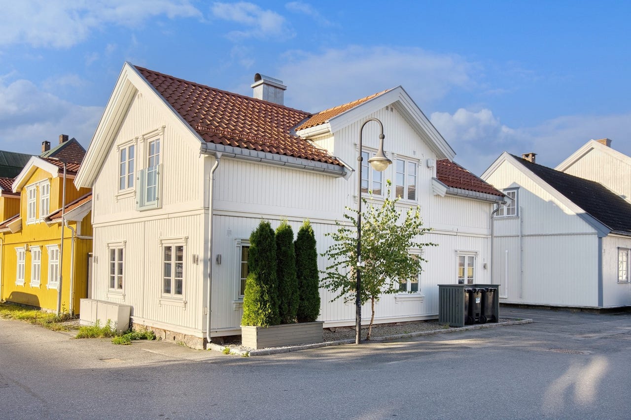 Klassisk enebolig fra 1890 | Pusset opp i 2018 | Utleiehybel | 3 soverom og 2 bad | Tilbaketrukket og sentrumsnært