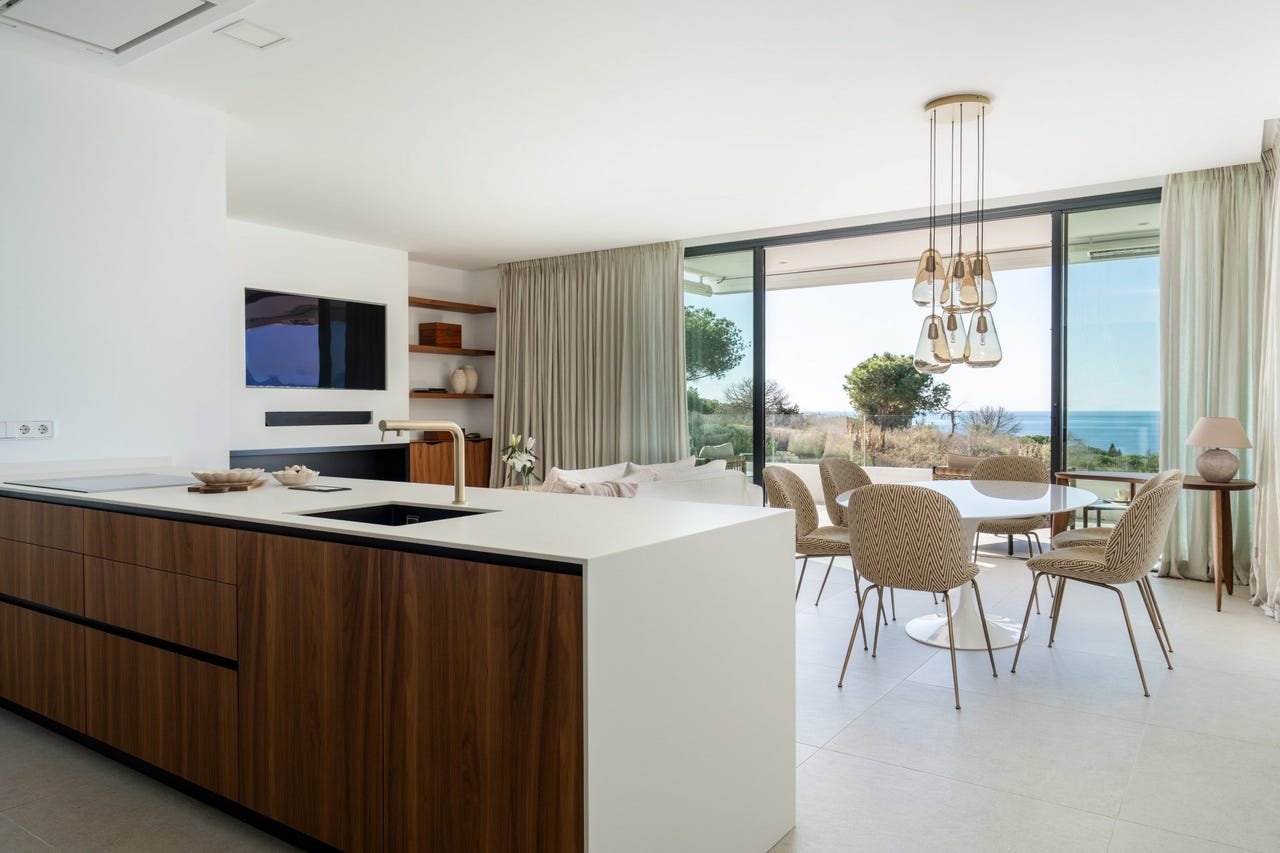 Marbella Øst - Eksklusiv 3-soveroms leilighet med panoramautsikt, store terrasser og gangavstand til strand og marina – bilde 1