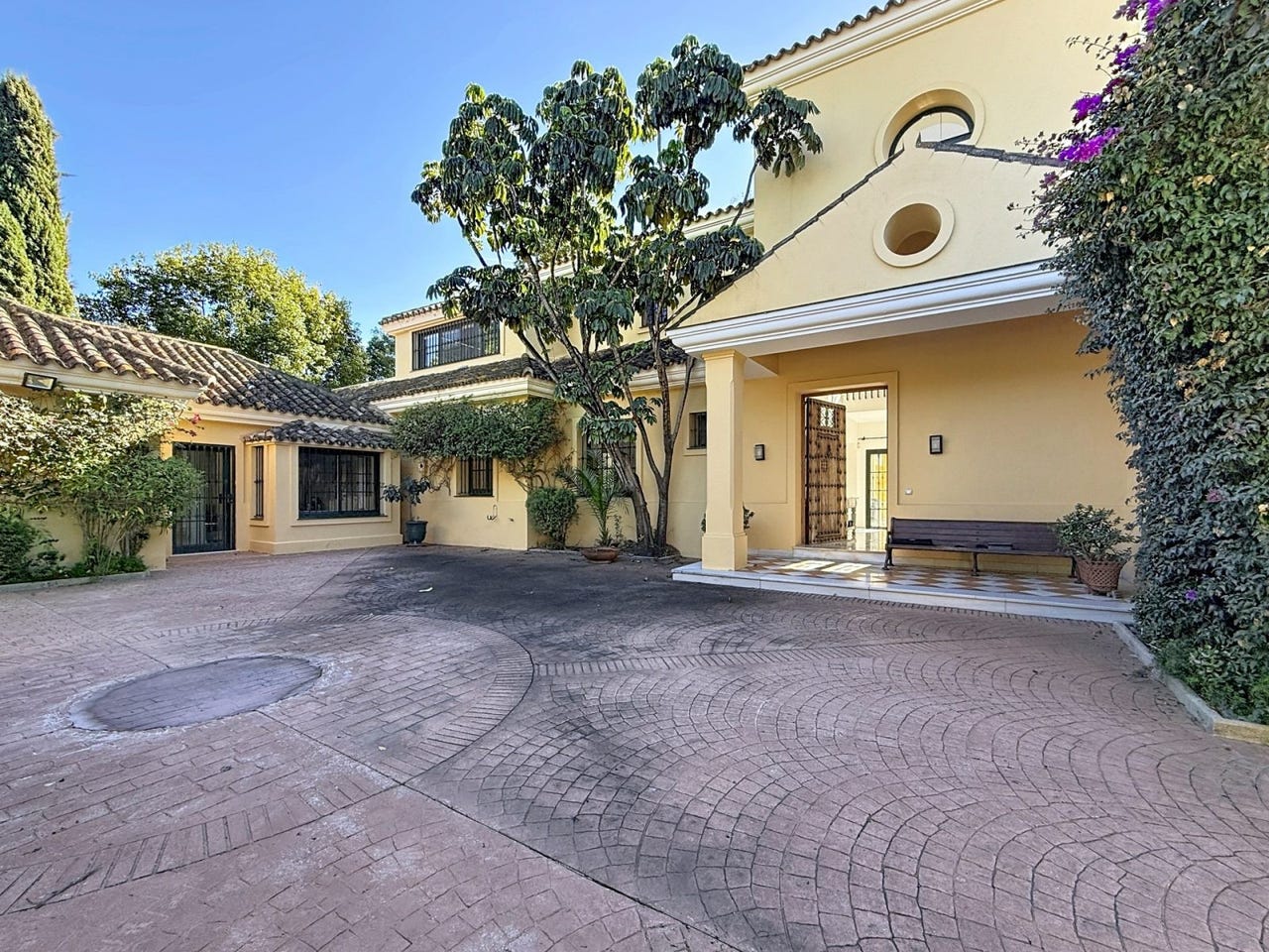Estepona Øst - Eksklusiv sørvendt villa med stor tomt, oppvarmet basseng og gangavstand til stranden – bilde 1