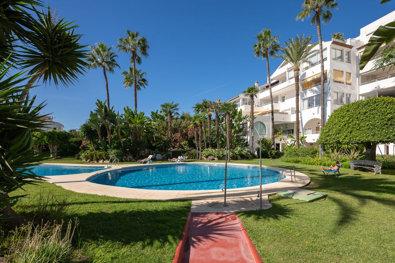 Estepona - Romslig 2-soveroms leilighet med skog- og grøntutsikt i ettertraktede Atalaya – bilde 1