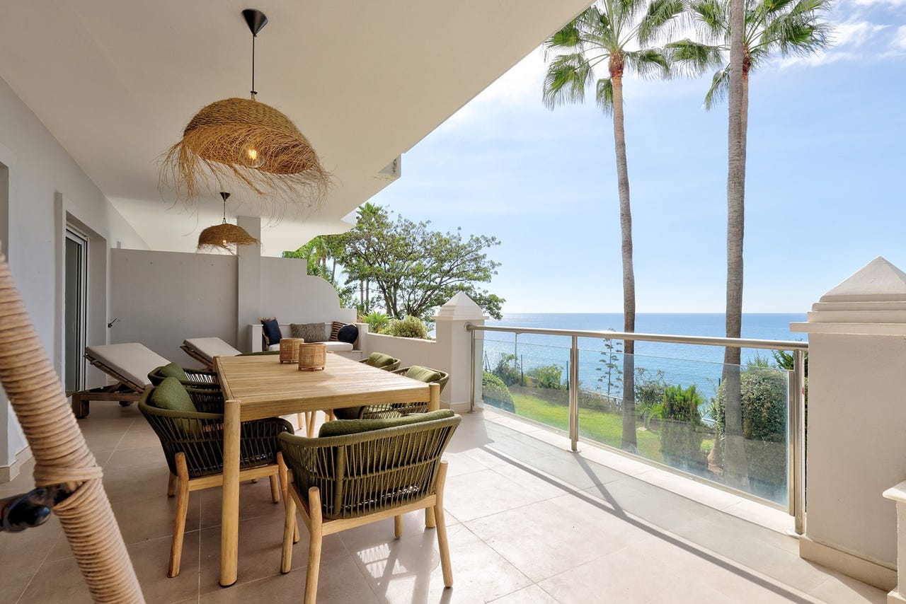 Estepona - Nylig renovert Strandlinjeleilighet med 3-soveroms og panoramautsikt – bilde 1