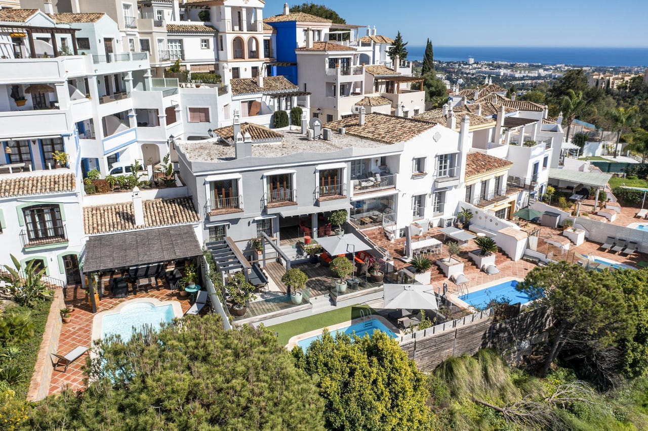 Benahavís - Sjarmerende townhouse med privat basseng og havutsikt i idylliske La Heredia – bilde 1