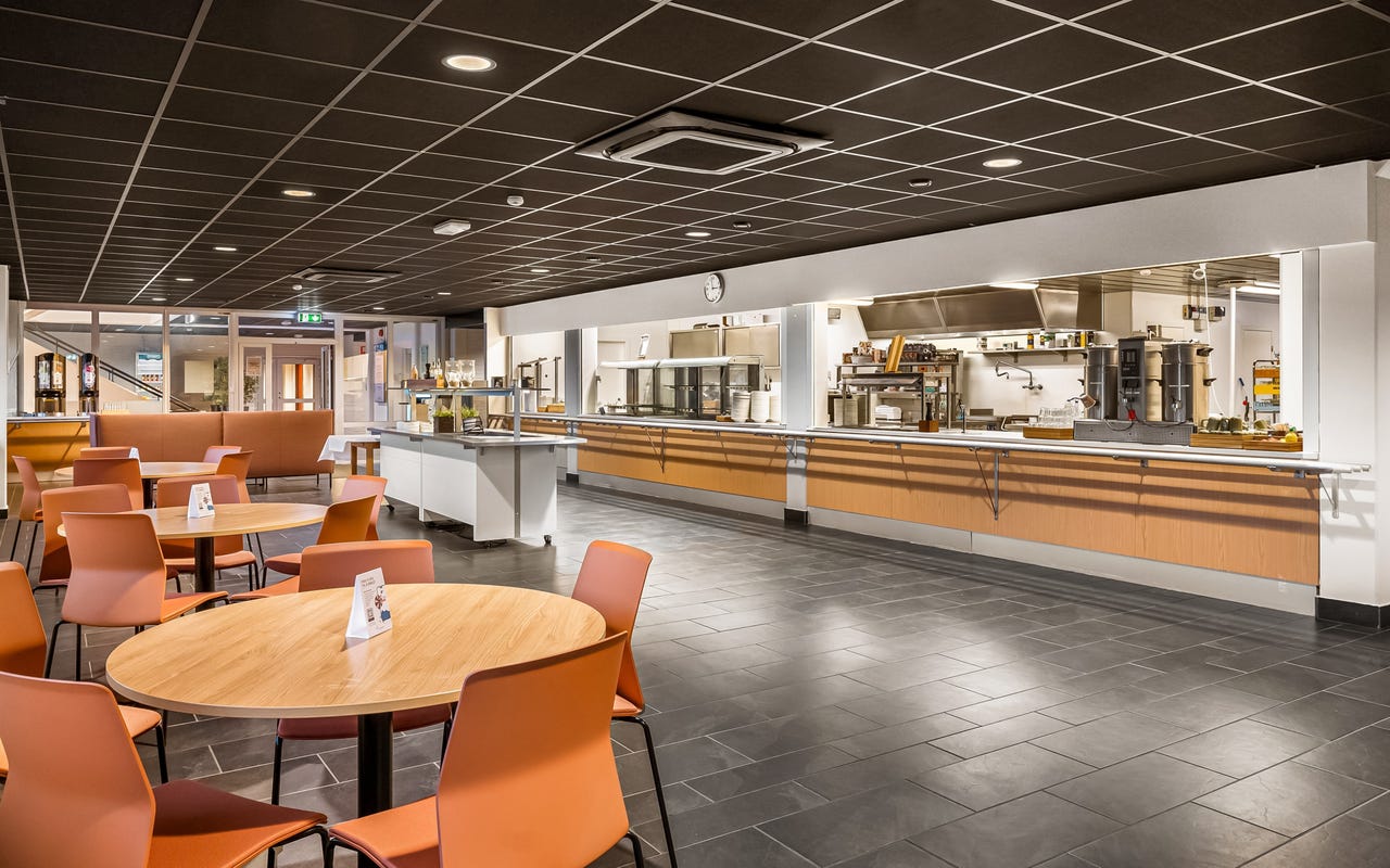 Personalrestaurant som serverer en bugnende buffet