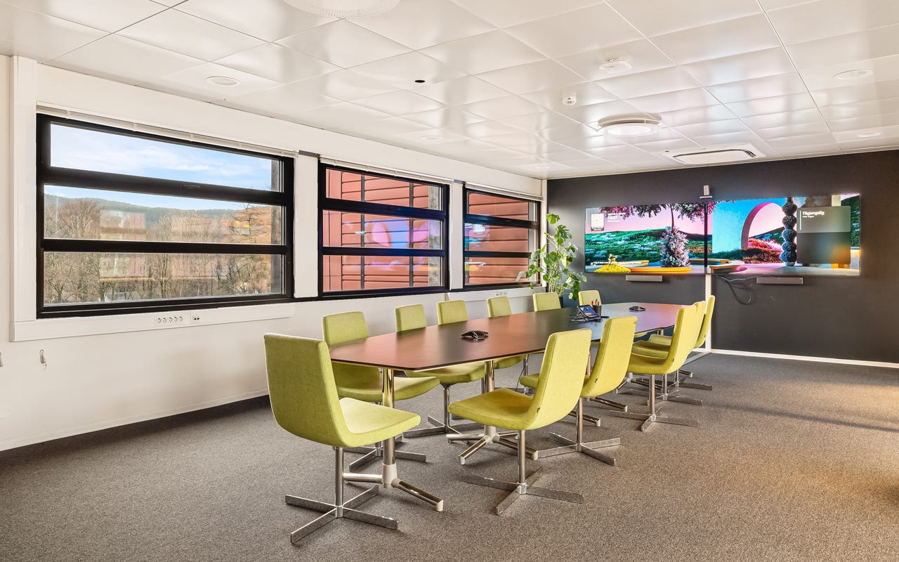 Når samarbeidet skjer tett – her får du møterom som en naturlig del av arbeidsplassen.