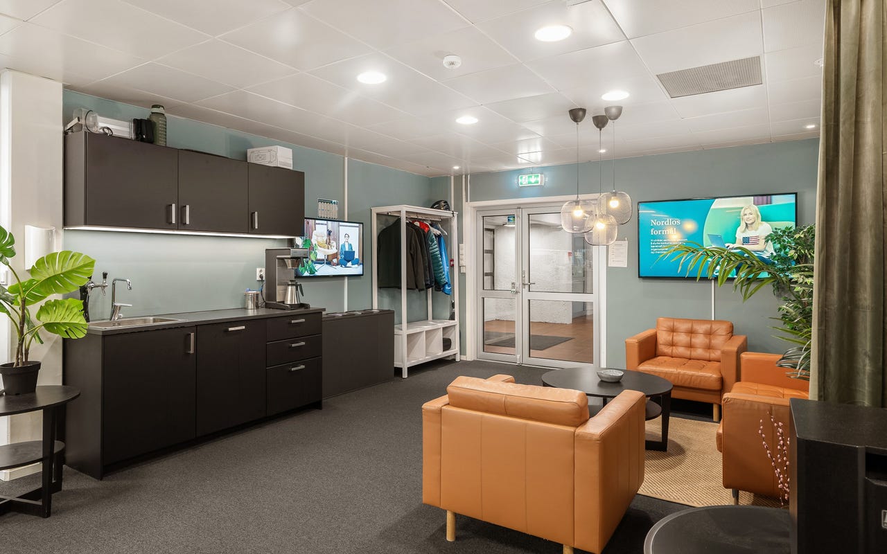 Et godt kontor handler ikke bare om skrivebord – her er lune sone for uformelle møter og små pauser i hverdagen.