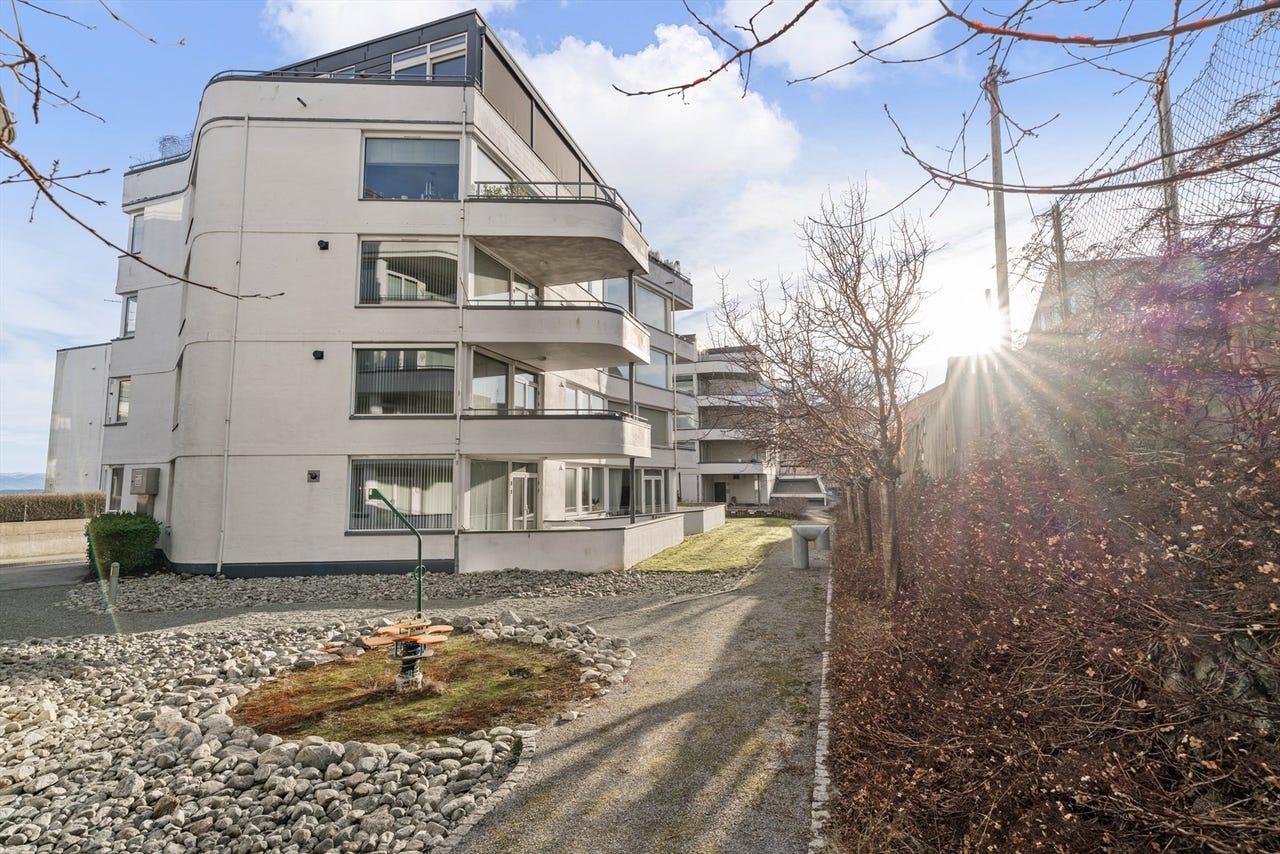 BJERGSTED - Lys og moderne 3-roms - Møblert - Terrasse - Fast ...