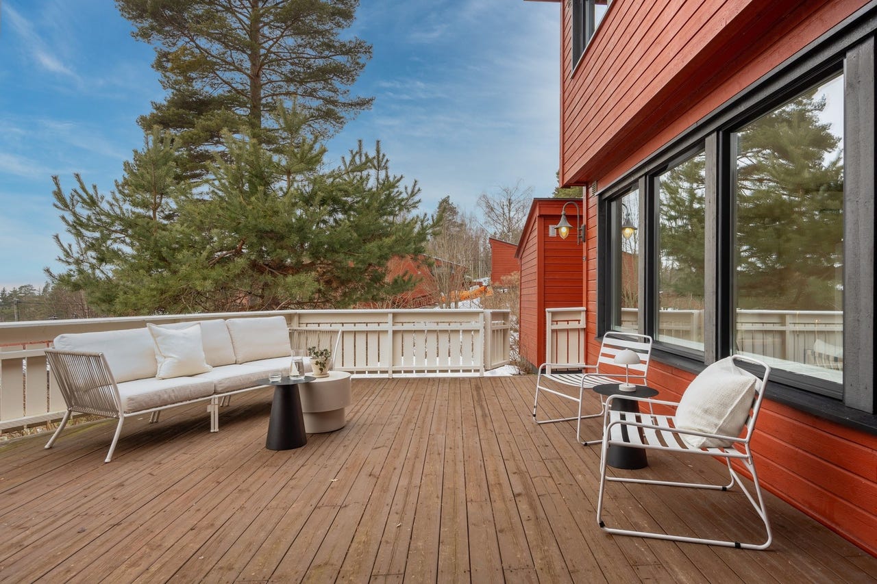 Innholdsrikt enderekkehus med solrik og usjenert beliggenhet. Stor hage og terrasse. Garasje med lader. Barnevennlig.