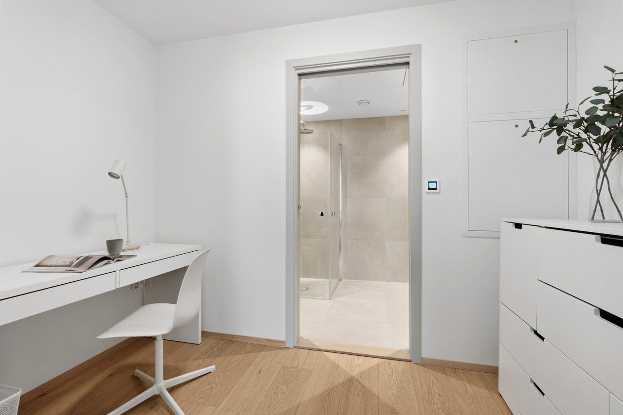 Fra hovedsoverom inngang til garderobe og bad