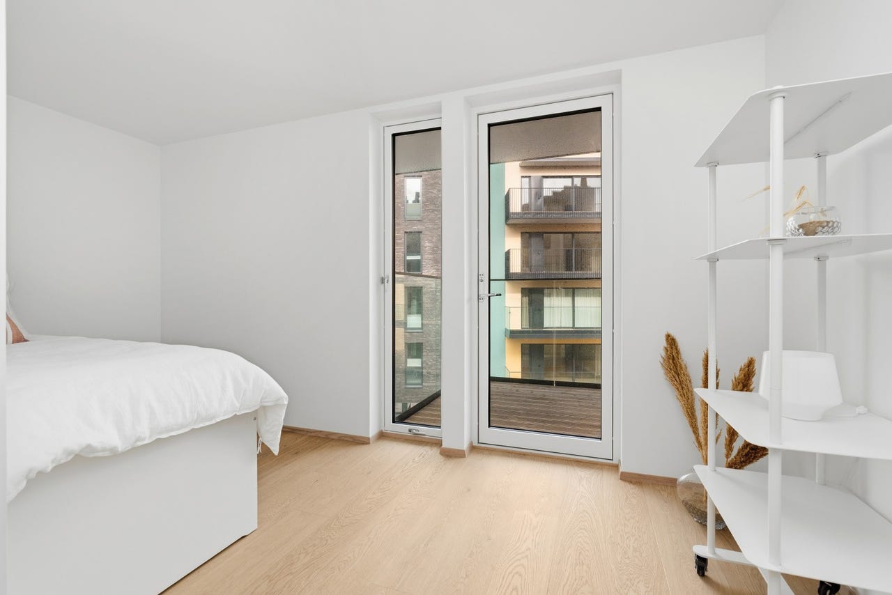 Stort hovedsoverom med plass til garderobe