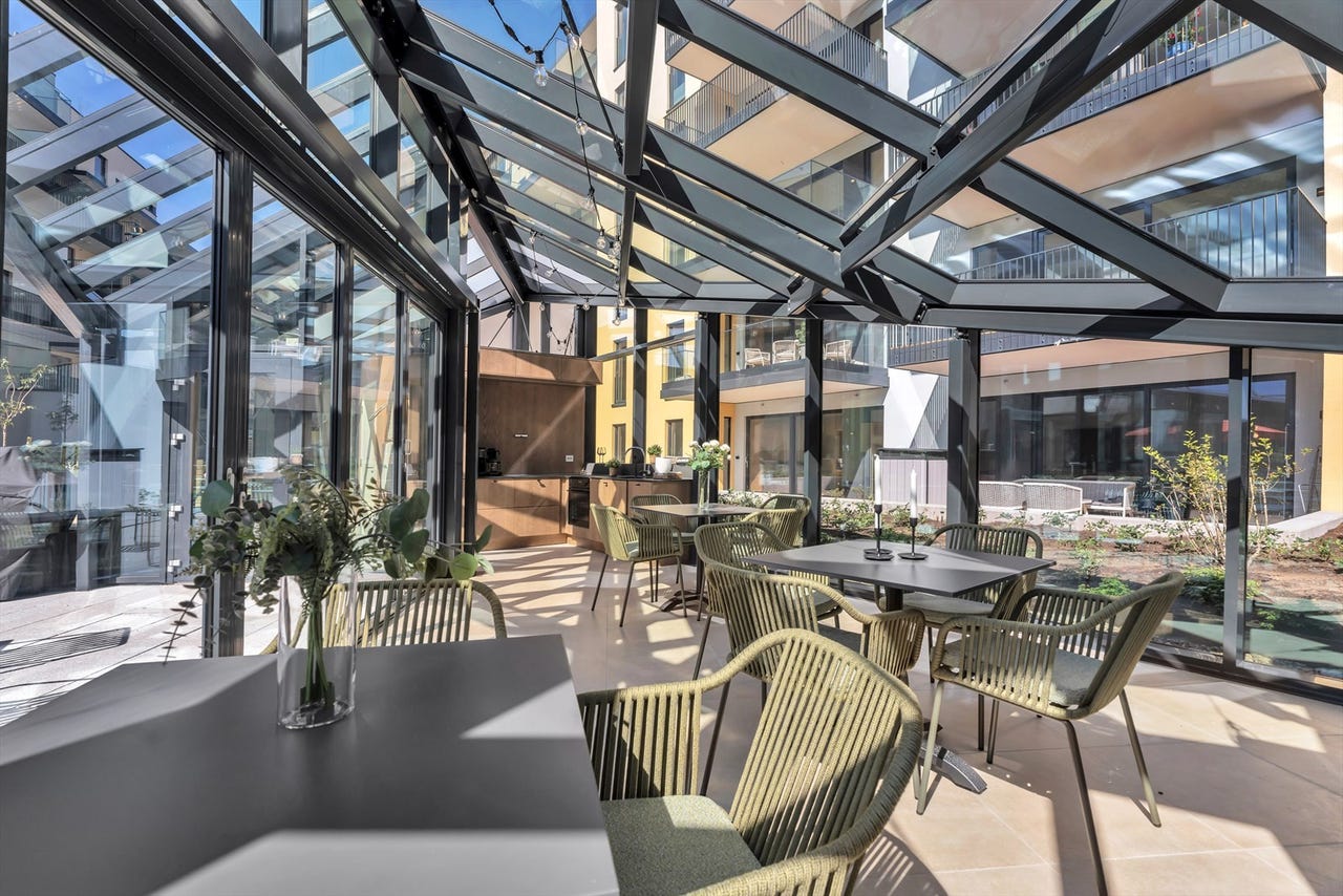 Felles glasshus i hagen for beboerne