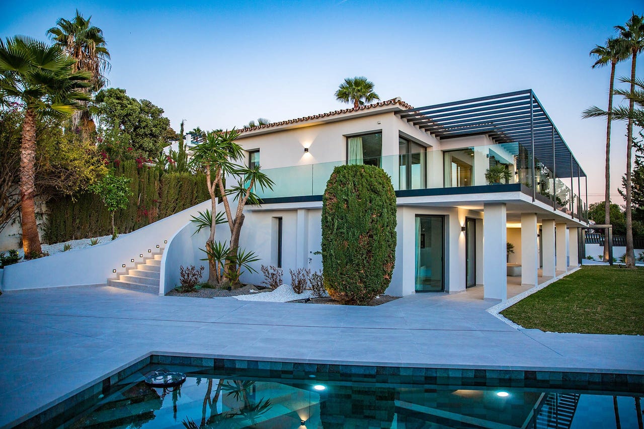 Marbella - Førsteklasses beliggenhet, Totalrenovert villa på Golden Mile med panoramautsikt – bilde 1