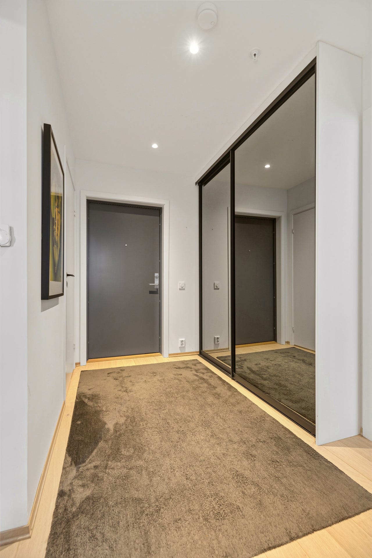 Gang med skyvedørsgarederobe