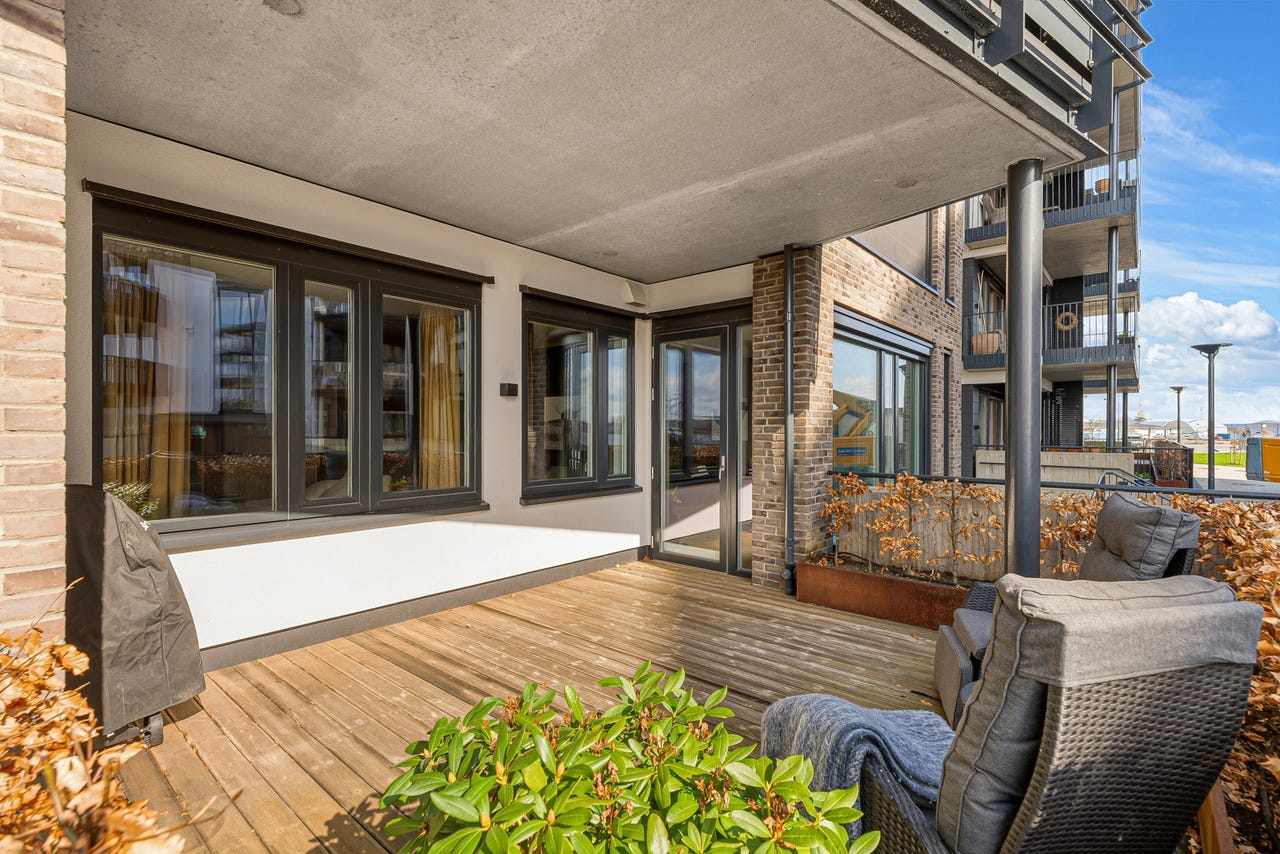 Romslig terrasse ut fra stuen med flott sjøutsikt