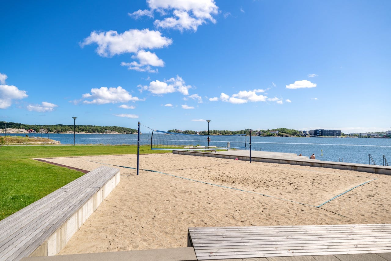 Uteområde med volleyballbane