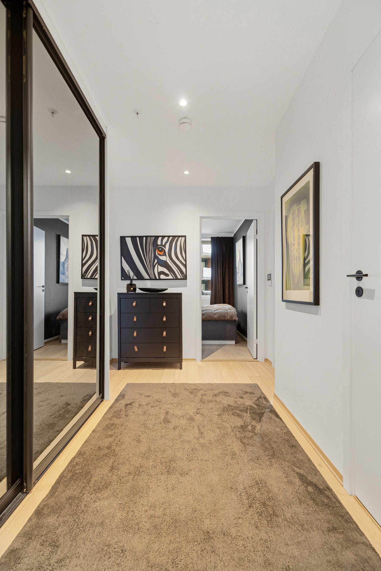 Gang med skyvedørsgarederobe