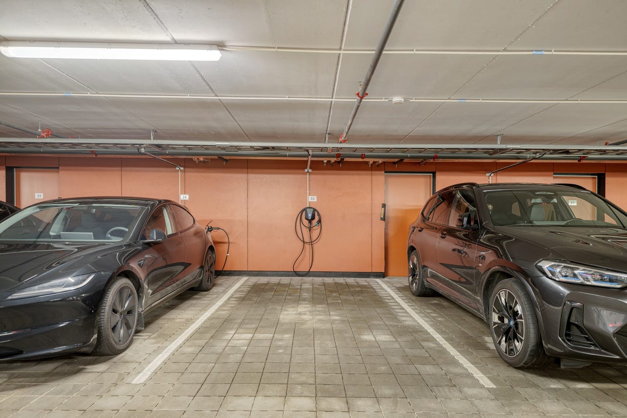 P-plass i kjeller med el-billader