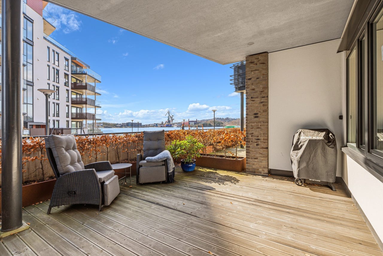Romslig terrasse ut fra stuen med flott sjøutsikt