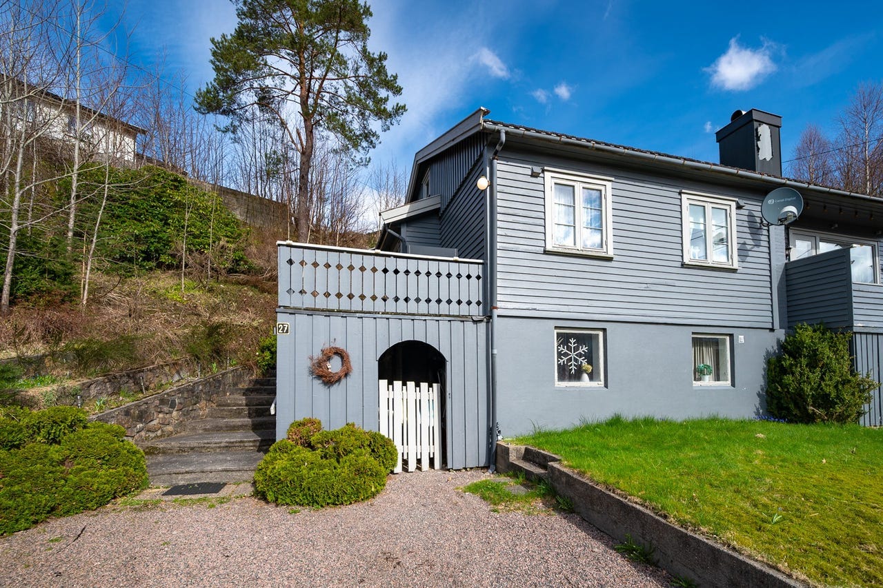 Lagringsplass under veranda ved inngangsparti