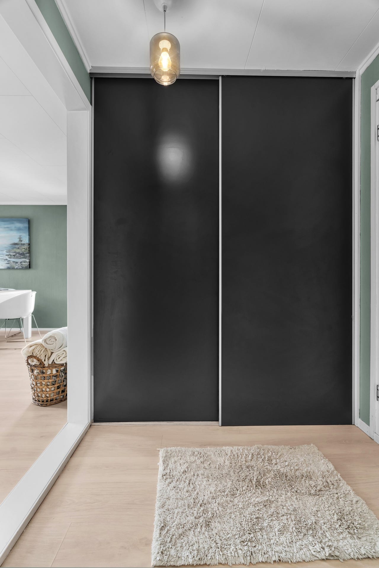 I inngangspartiet er det en praktisk garderobe