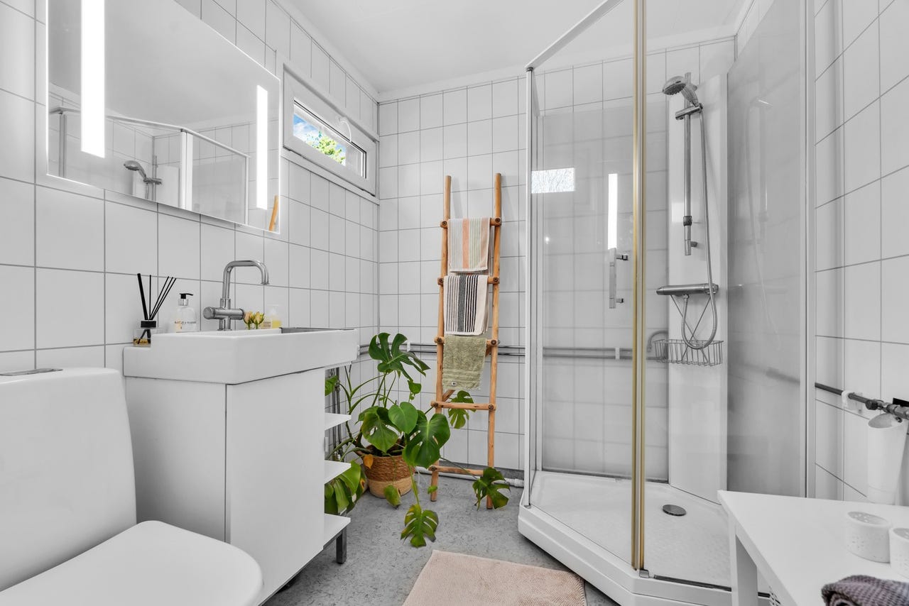 Badet er lyst og stilrent