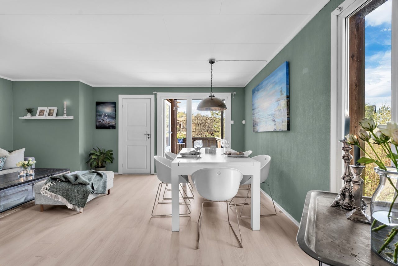Fra stua er det utgang til boligens solrike veranda