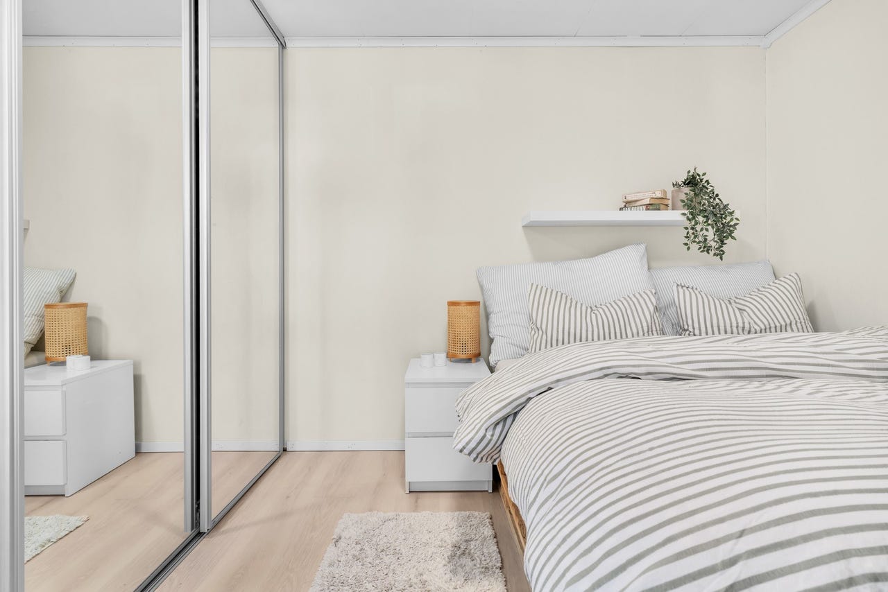 Det er også en praktisk skyvedørsgarderobe med speildører