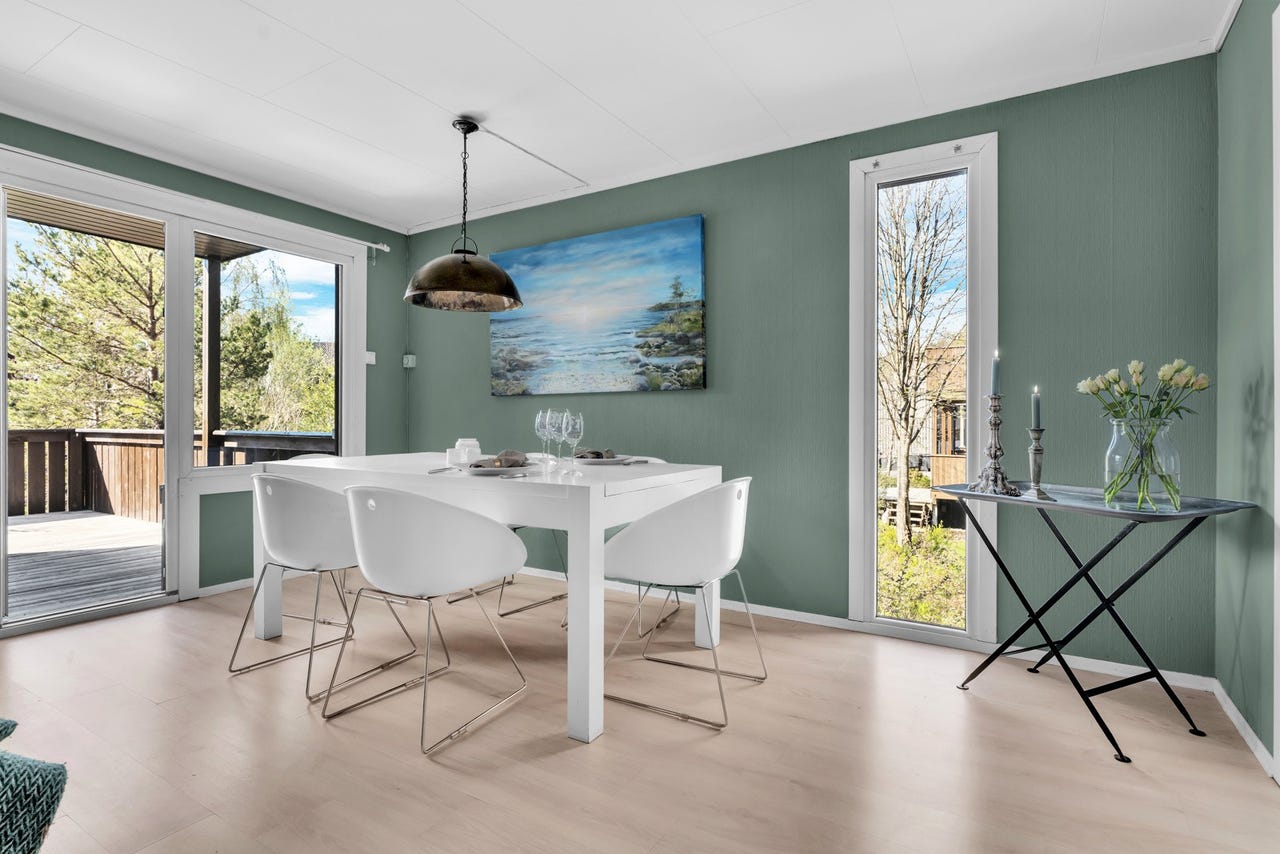 Leiligheten har en stor stue med god plass til både spisebord og sofabord
