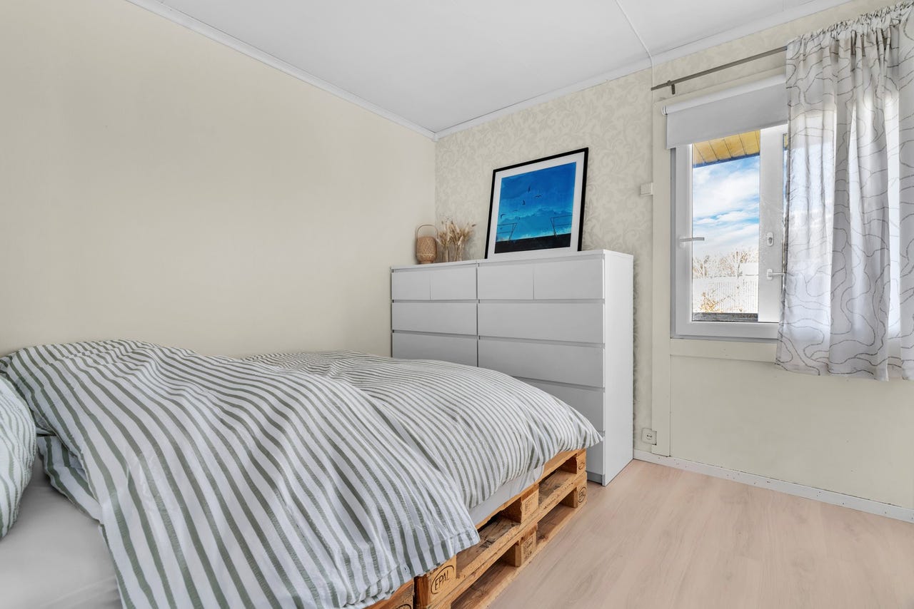 På boligens soverom er det god plass til dobbeltseng og oppbevaringsmuligheter