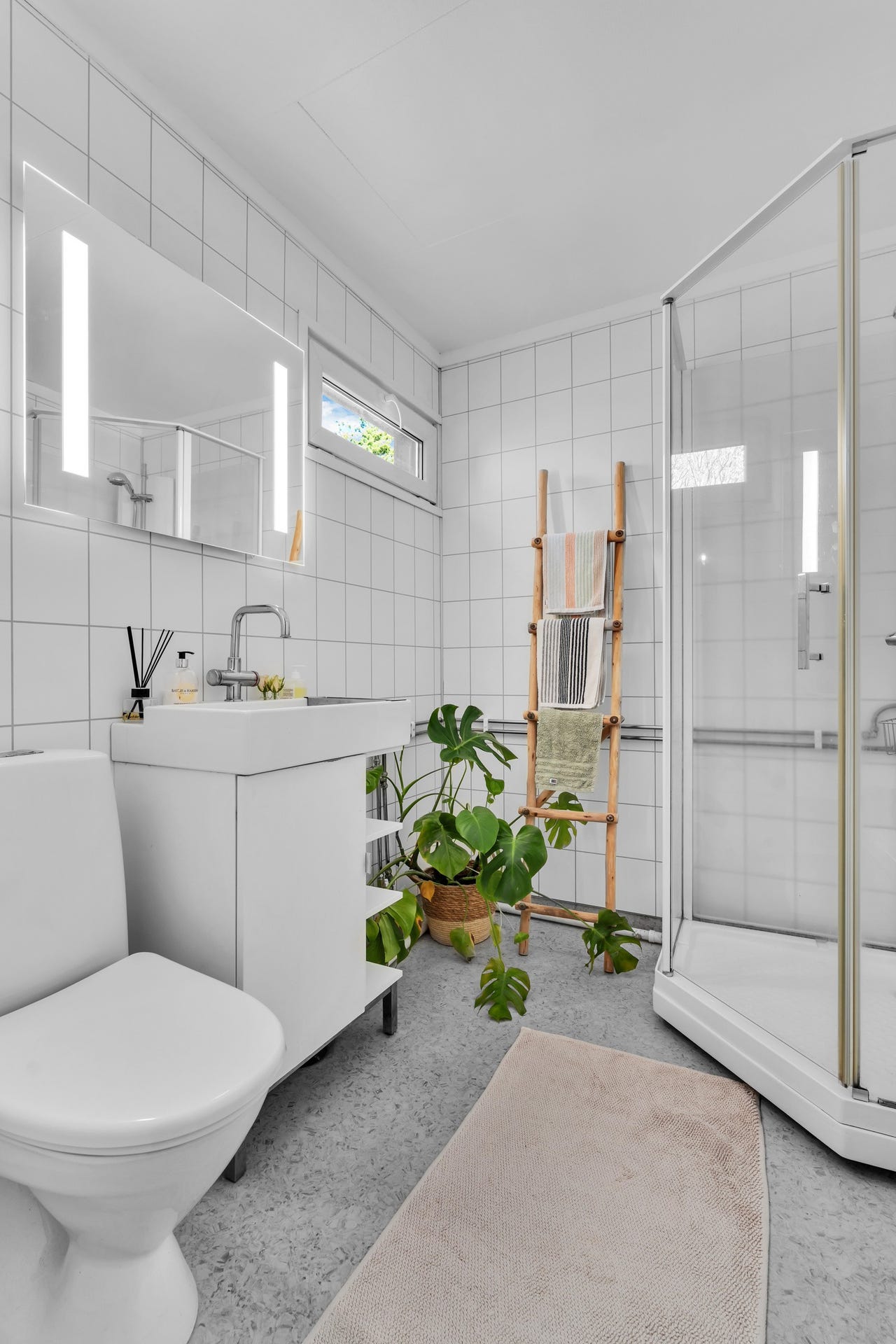 På badet er det blant annet dusjkabinett, toalett og servant
