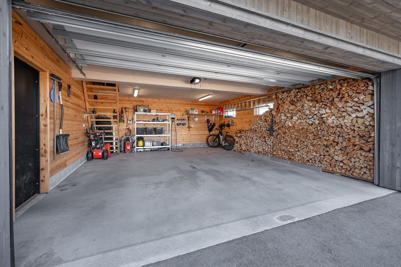 44 kvm garasje med lader, automatisk port og stigetrapp til loft