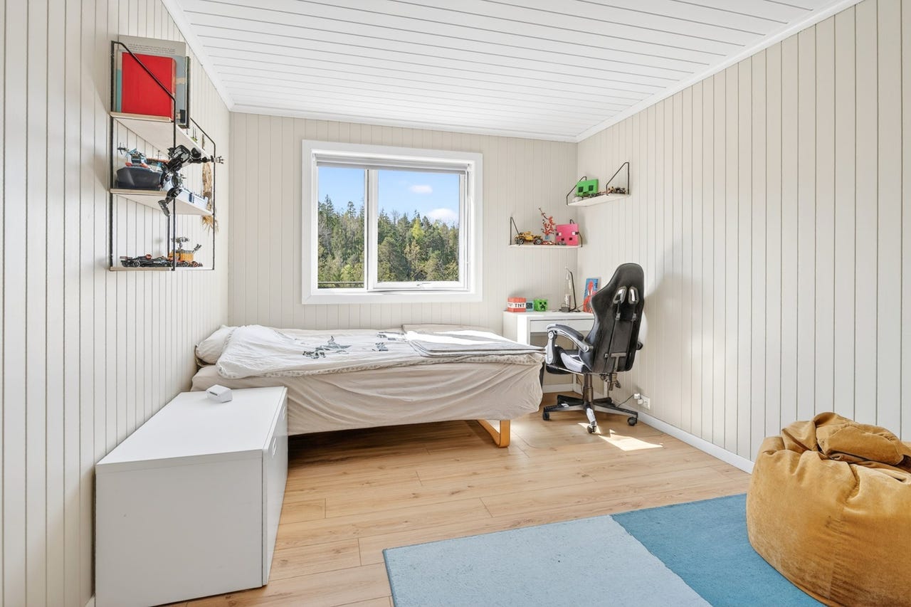 Alle med panel malt i lyse farger