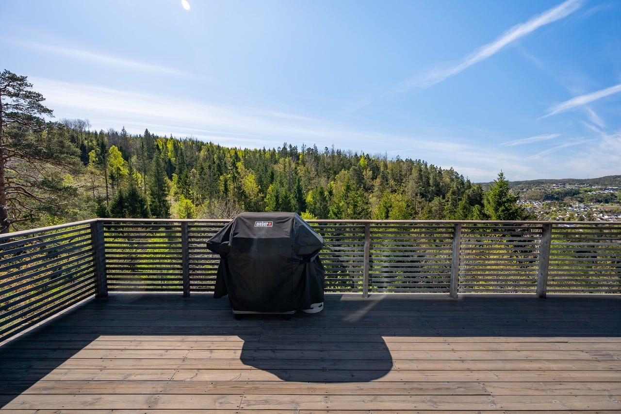 Uteplassen er omkranset av skog