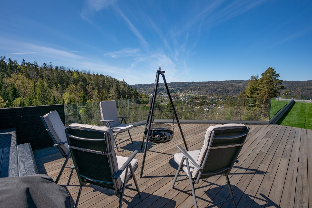Plass til flere sittegrupper, bålplass og grill