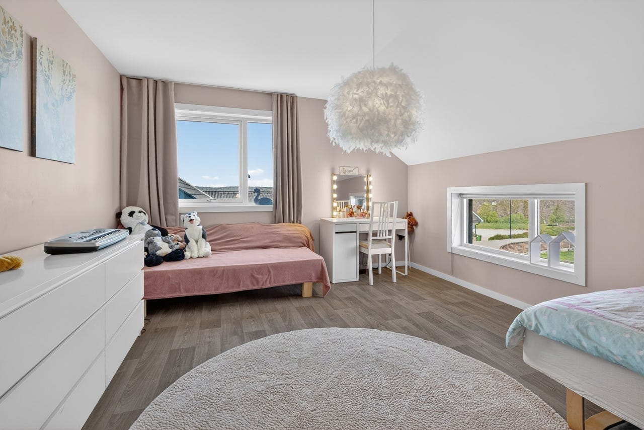 og slette, listefrie flater - malt i duse, delikate farger