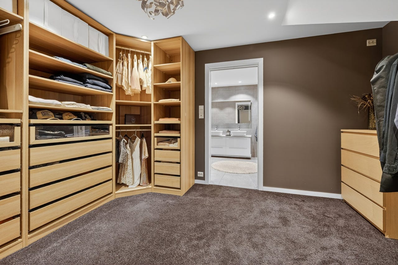 Walk-in garderobe i tilknytning til hovedsoverom og bad