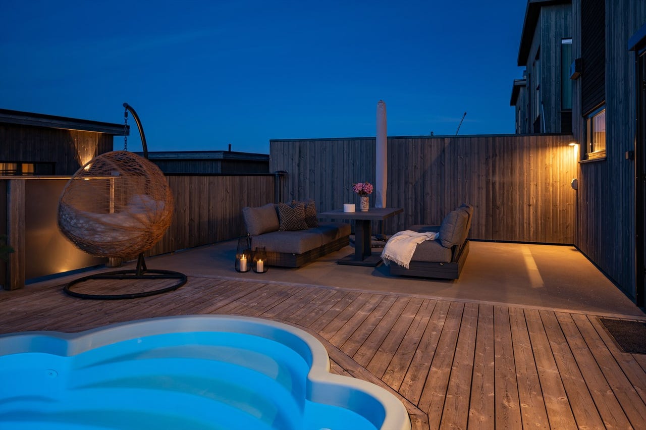 Skjermende levegg, støpt platting og terrasse i tre
