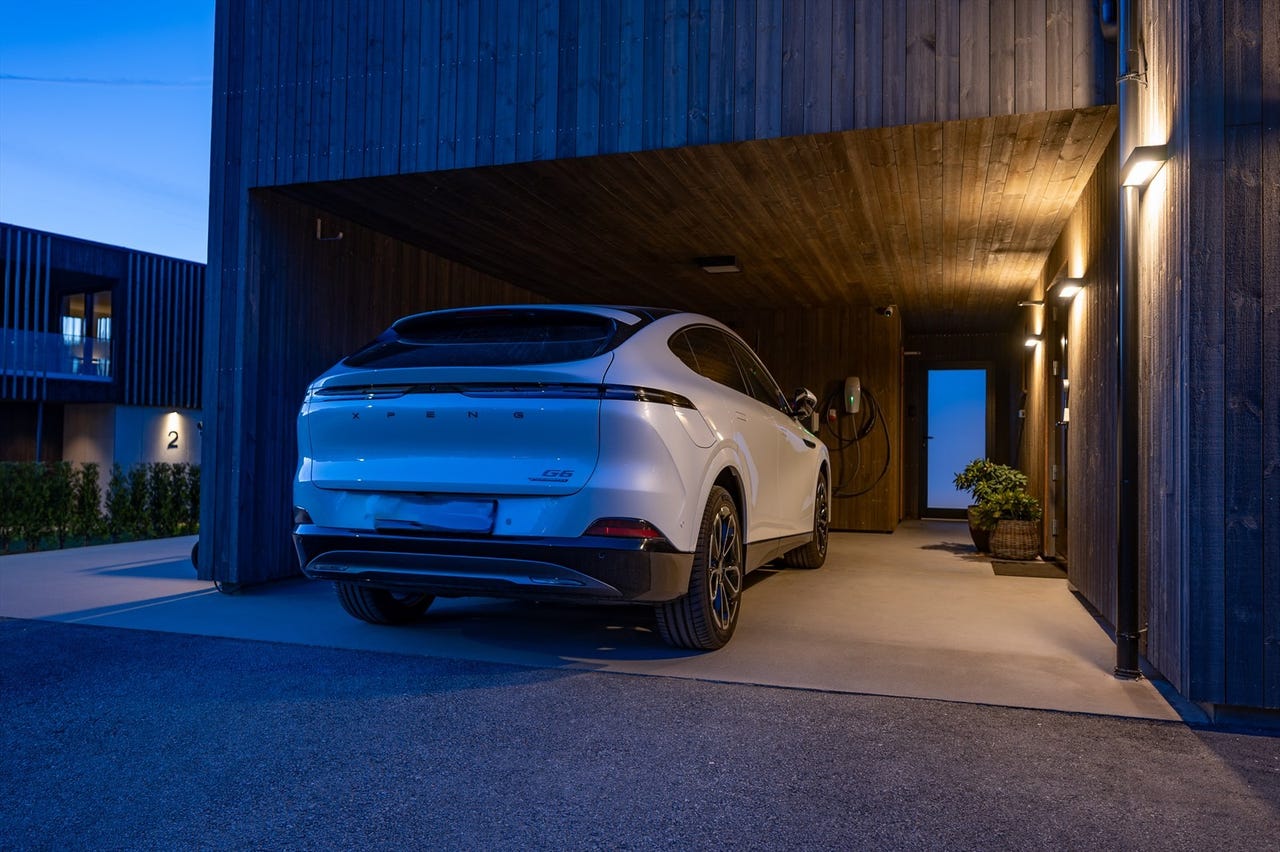 Carport med Tesla-lader og sportsbod
