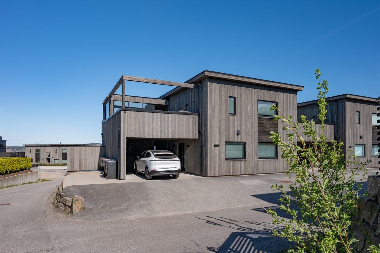 Parkering i carport og på asfaltert tomt