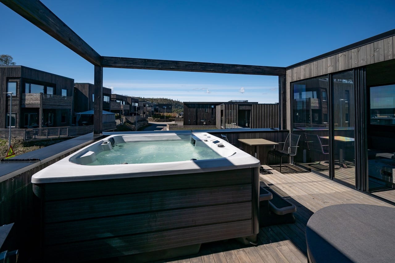 Jacuzzi hvor solrike dager og sene kvelder kan nytes
