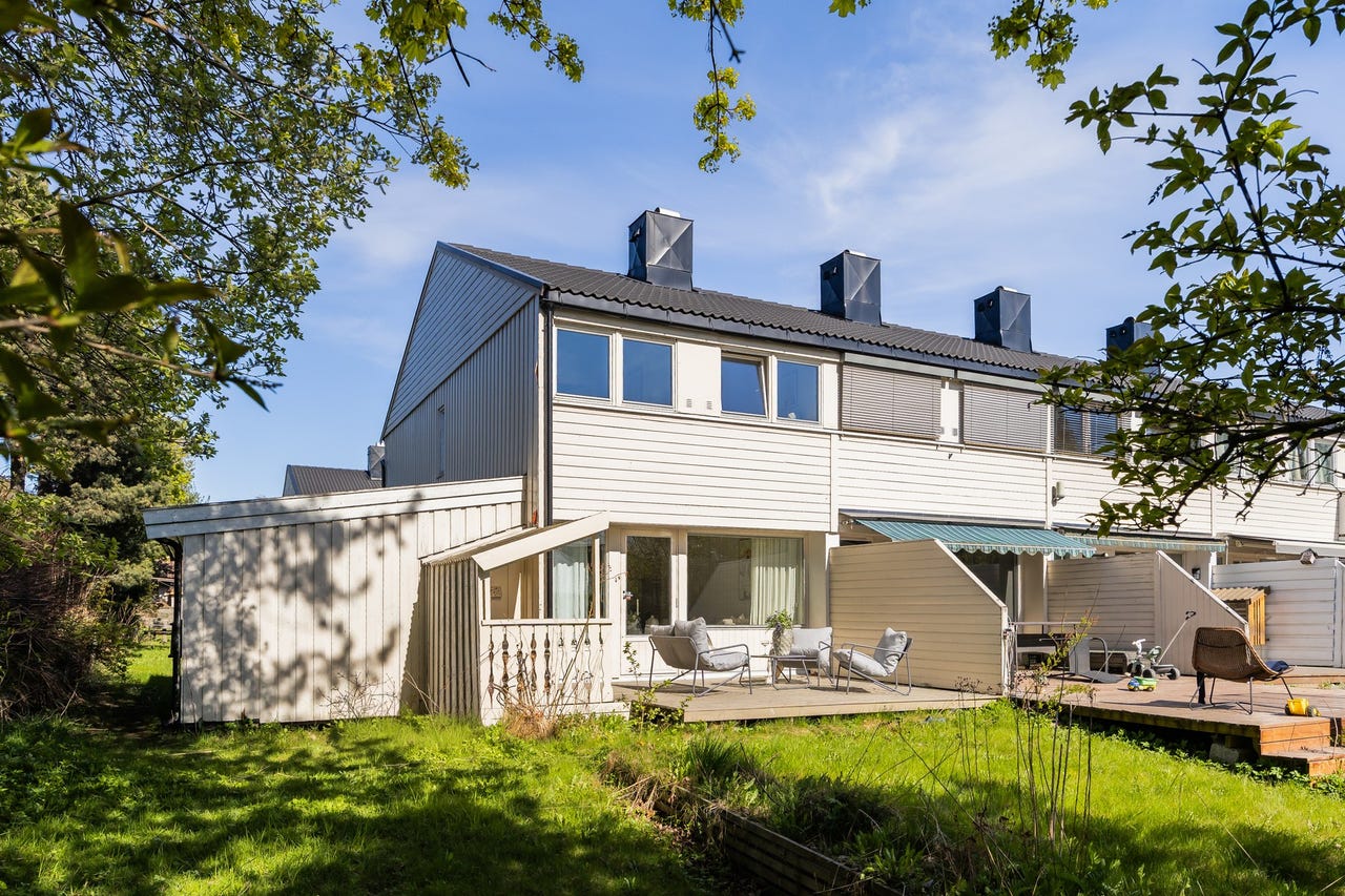 Innholdsrikt enderekkehus med sentral plassering. Tre soverom og to bad. Garasje og biloppstillingsplass.